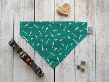 Over-The-Collar Dog Bandana (Print Design: Backyard Gardening, size: large)