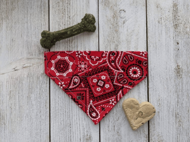 Over-The-Collar Dog Bandana (Print Design: Classic Red, size: small)